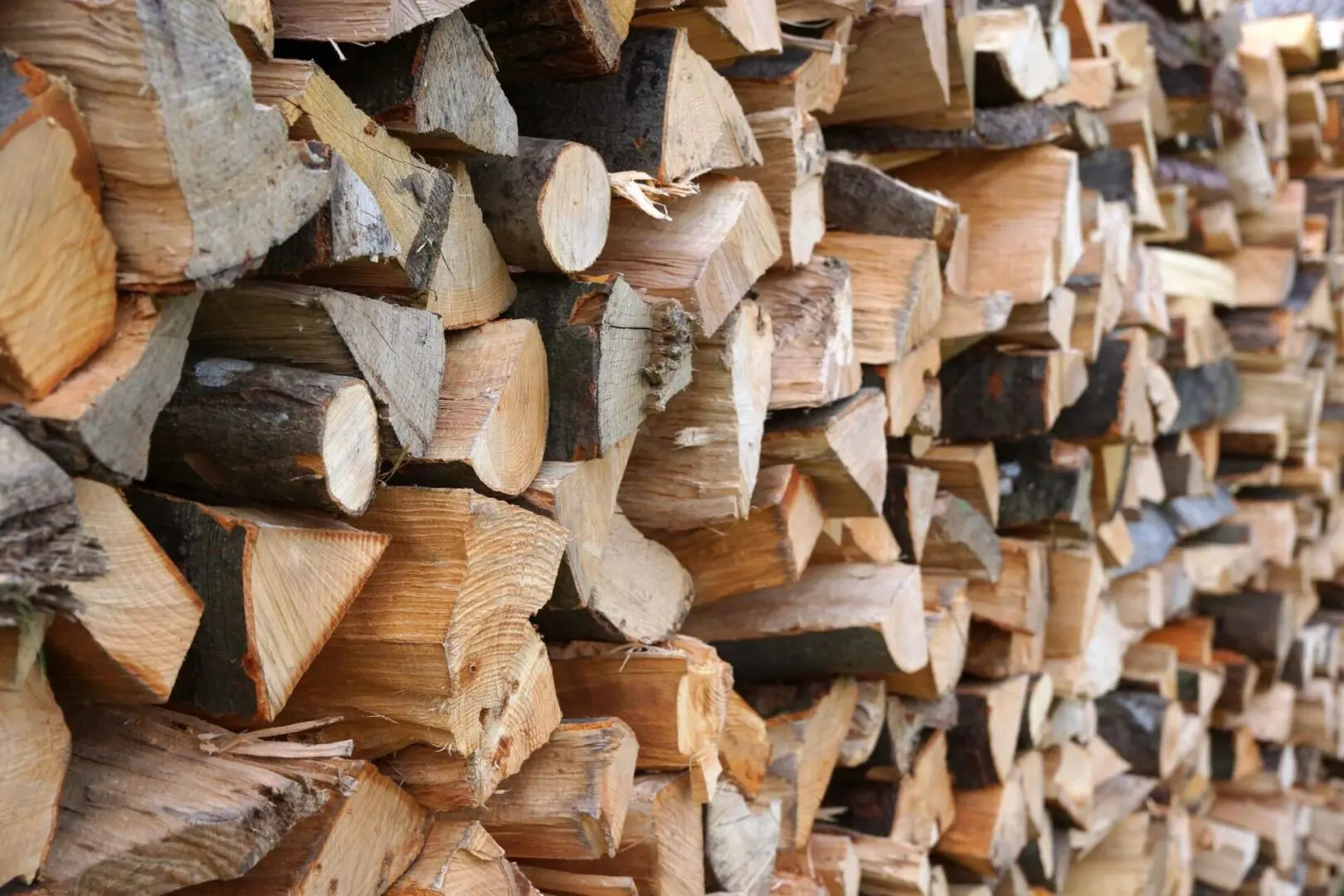 A wall of wood is stacked on top of each other.